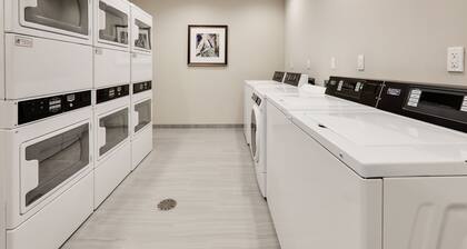 King Studio w/ Kitchen | Pool + Daily Breakfast