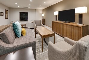 Living area - Spacious 1BR Suite w/ Kitchen | Pool + Breakfast (Oklahoma City)