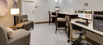 Cozy Queen Studio | Pool Access + Free Breakfast