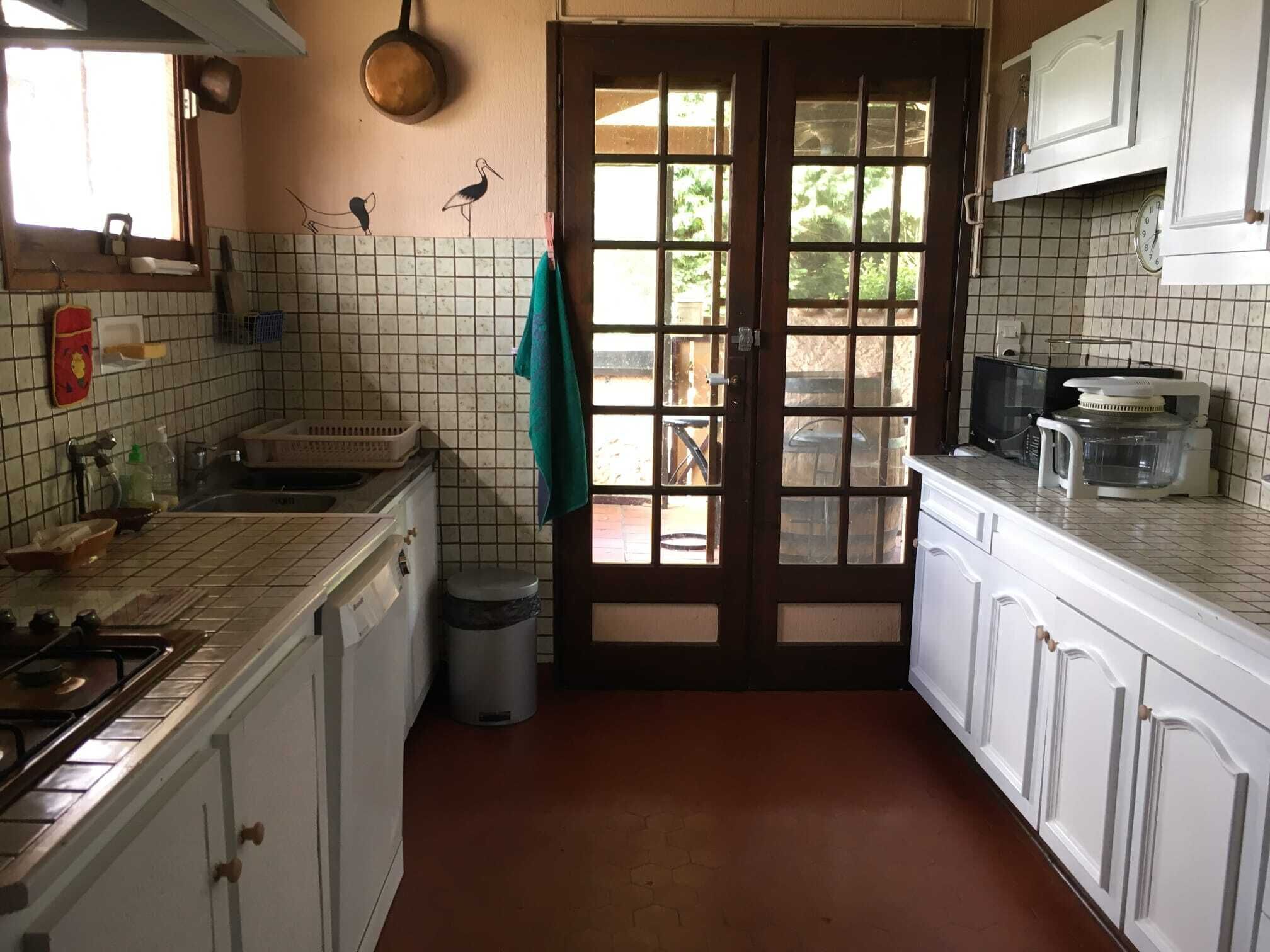Wasserkocher mit Kaffee-/Teezubehör, Kühlschrank, Mikrowelle, Ofen
