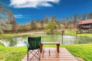 Ein Fischplatz mit Stuhl, Tisch und Angeln an einem ruhigen Teich.