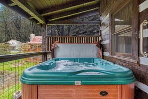 Outdoor spa tub - Cozy 2-bedroom cabin in beautiful Sevierville with fishing pond (Sevierville)