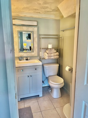 Secadora de cabello, bidet, toallas, jabón 