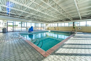 Una piscina techada, una piscina al aire libre