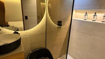 Appartamento Deluxe | Bagno | Doccia, asciugamani, sapone, carta igienica