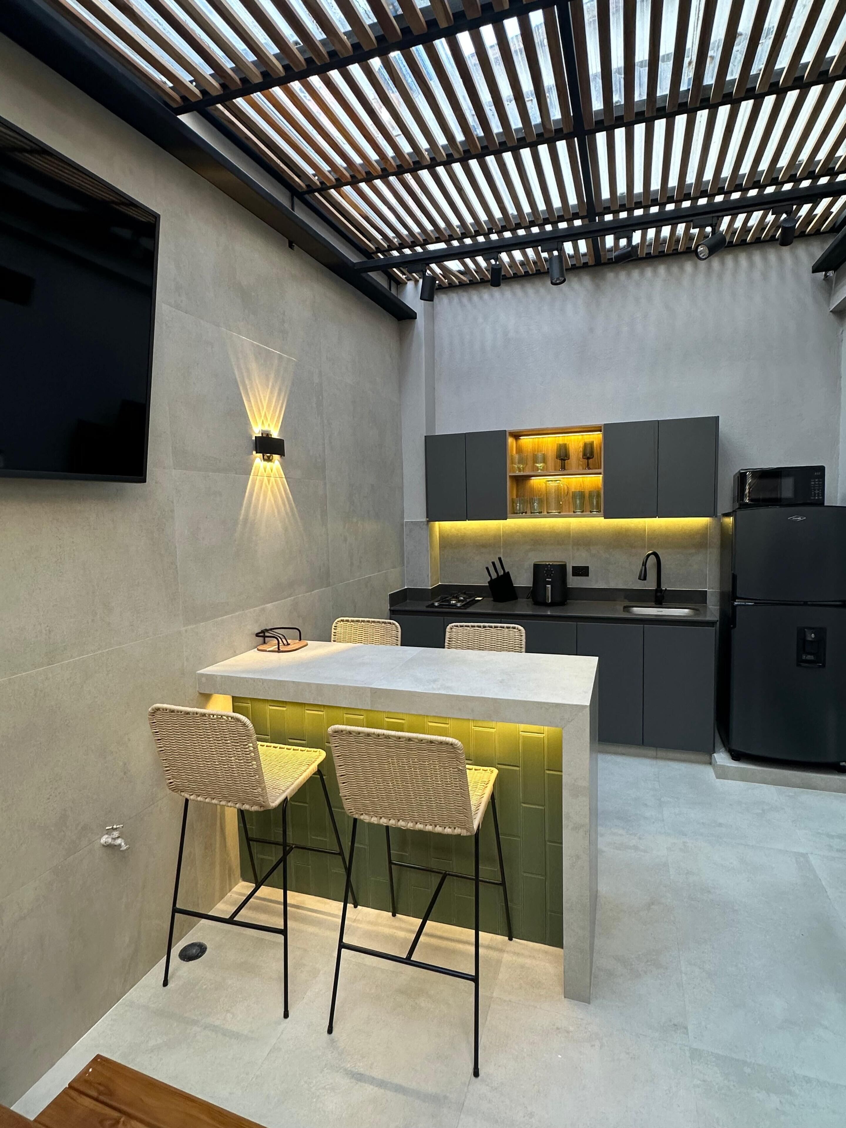 Deluxe Apartment | Private kitchen | Fridge, microwave, cookware/dishes/utensils