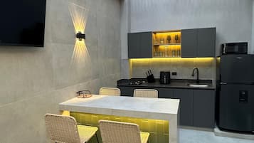 Deluxe Apartment | Private kitchen | Fridge, microwave, cookware/dishes/utensils
