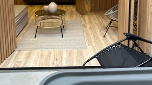 Un dormitorio moderno con cama, mesita de noche y una silla.