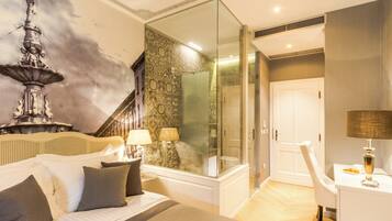 Luxury Double Room, City View | Bar mini, peti besi dalam bilik, meja, ruang kerja komputer riba