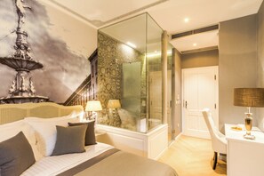 Phòng đôi Cao cấp, quang cảnh thành phố | Minibar, két bảo mật tại phòng, bàn 