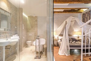 Deluxe Double Room, Air conditioning, City View | Bathroom | Free toiletries, hair dryer, towels, soap