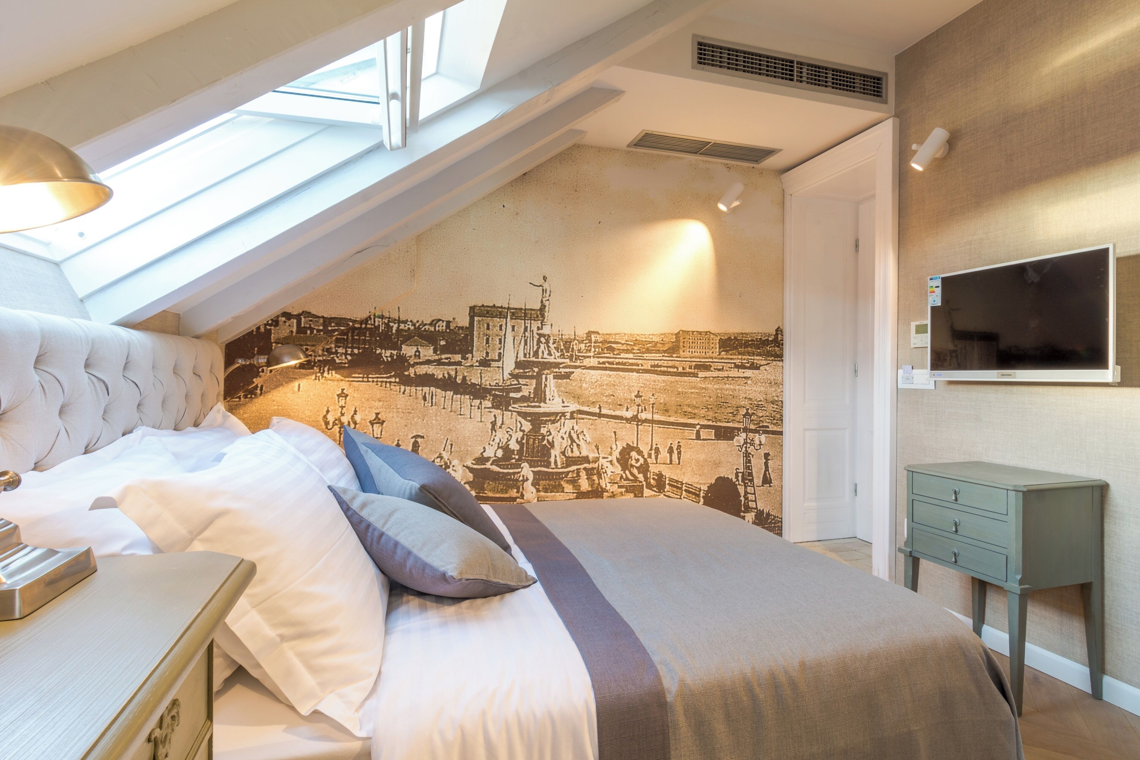 Phòng đôi có thiết kế đặc sắc, quang cảnh thành phố | Minibar, két bảo mật tại phòng, bàn 