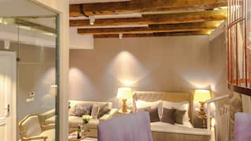 Deluxe Double Room, City View | Interior