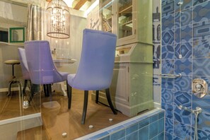 Phòng đôi Deluxe, quang cảnh thành phố | Khu ăn uống