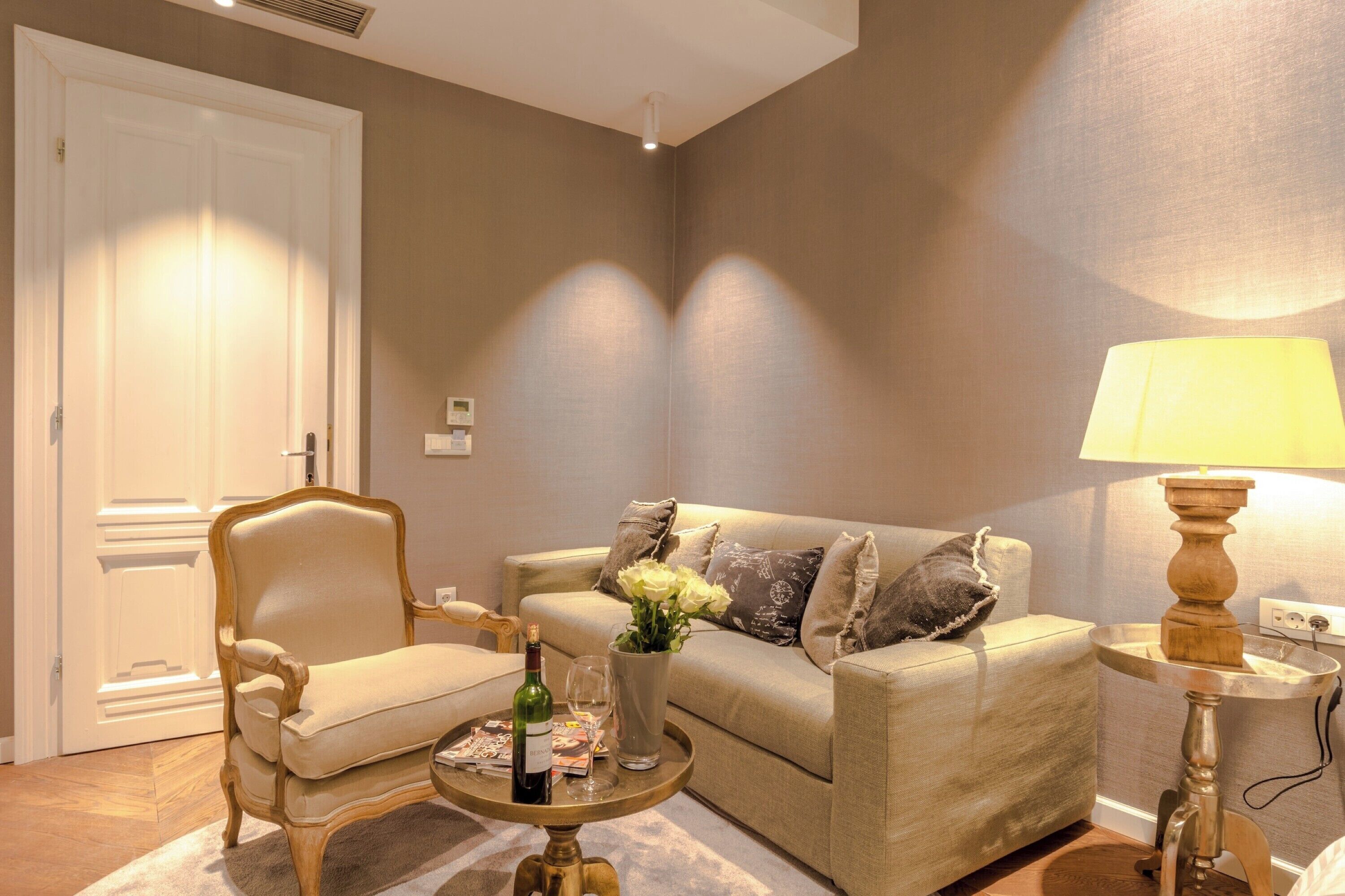 Deluxe Double Room, City View | Living area