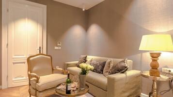 Deluxe Double Room, City View | Living area