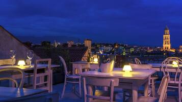 Tempat makan luar