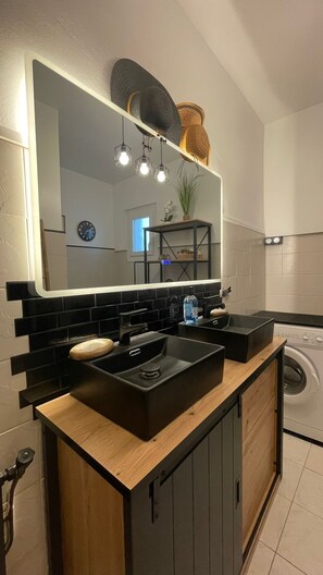 Douche, séchoir à cheveux, serviettes fournies, papier de toilette