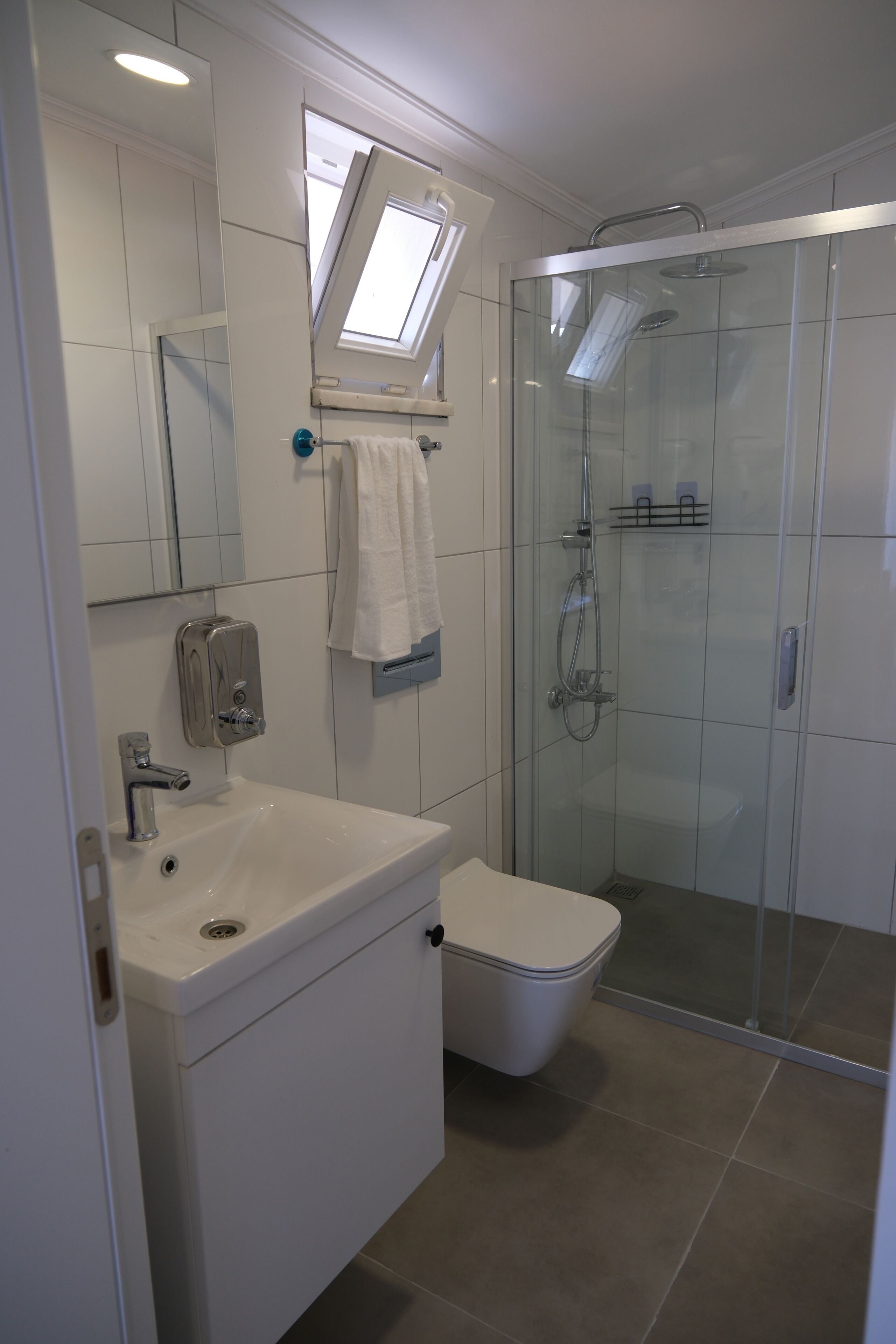 Habitación Deluxe doble, vistas al mar | Baño | Ducha, secador de pelo, jabón y champú