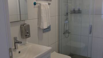 Habitación Deluxe doble, vistas al mar | Baño | Ducha, secador de pelo, jabón y champú