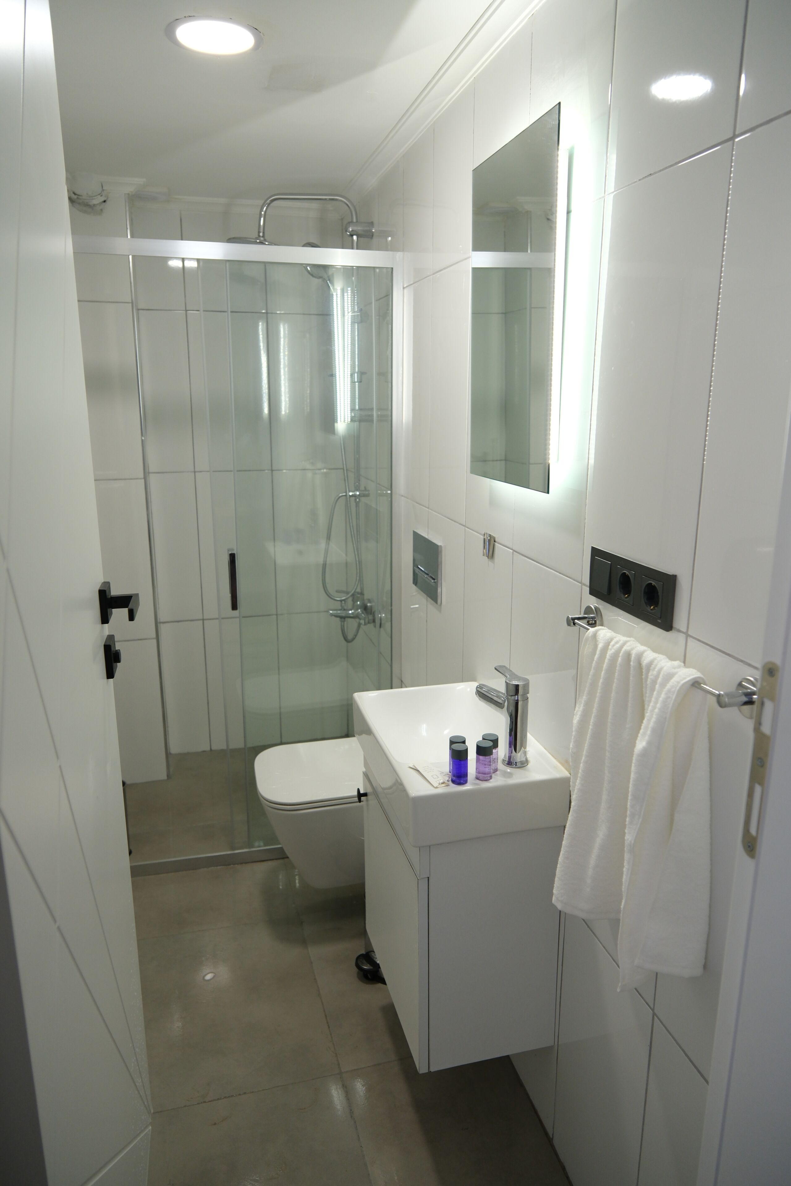 Comfort Double Room | Bilik Mandi | Pancuran mandi, pengering rambut, sabun, syampu 