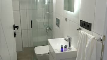 Comfort Double Room | Bilik Mandi | Pancuran mandi, pengering rambut, sabun, syampu
