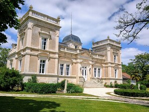A large, historic building with a central dome, symmetrical architecture, and a well-maintained garden. - Villa Paignon Studio, charming fully equipped cottage (Montbron)