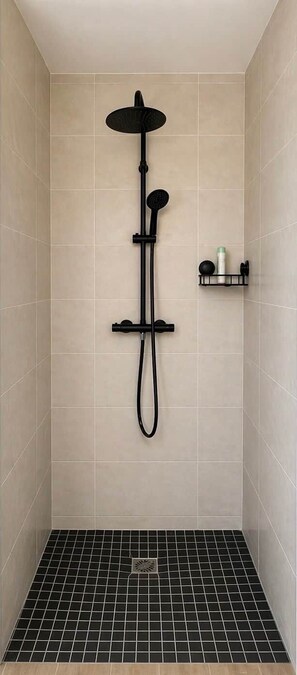 Dusche, Haartrockner, Handtücher