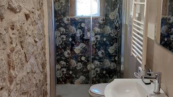 Dusche, Haartrockner, Bidet, Handtücher