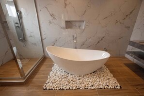 Bathroom - Luxurious, smart 4BD with pool and 24/7 concierge (Ogbodjo)