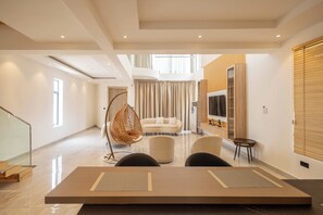 Living area - Luxurious, smart 4BD with pool and 24/7 concierge (Ogbodjo)
