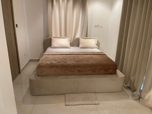 Room - Luxurious, smart 4BD with pool and 24/7 concierge (Ogbodjo)