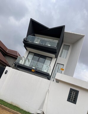 Exterior - Luxurious, smart 4BD with pool and 24/7 concierge (Ogbodjo)