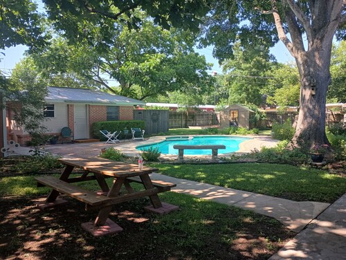 Cozy 1-bedroom studio in tranquil Lockhart, the BBQ Capitol of Texas.