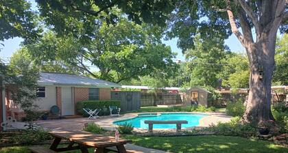 Cozy 1-bedroom studio in tranquil Lockhart, the BBQ Capitol of Texas.