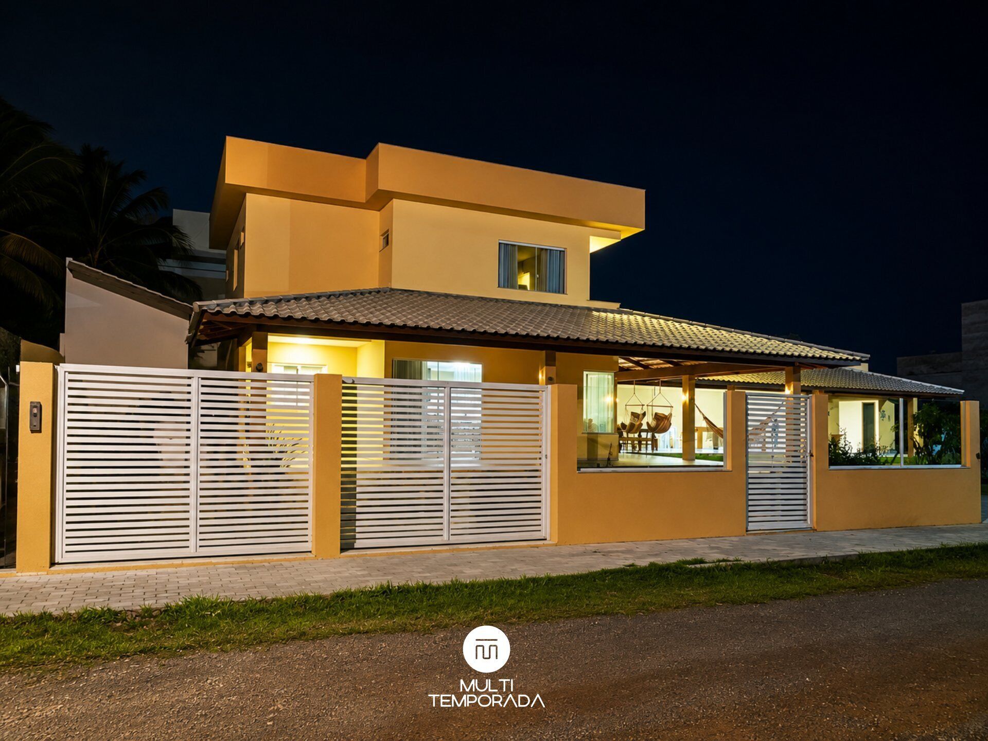Fachada da propriedade à noite