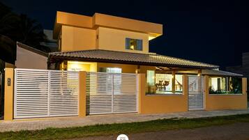 Fachada da propriedade à noite