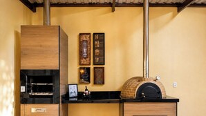 Una cocina con estufa de leña, un botellero y una grifería de cerveza.
