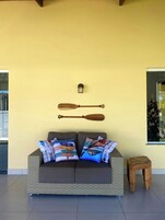 Casa Premium | Zona de estar | Smart TV de 42 pulgadas con canales digitales, Netflix