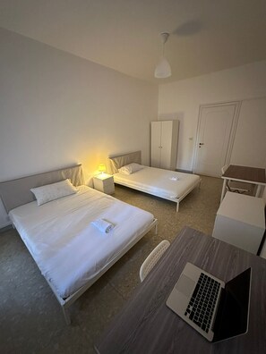 2 bedrooms, iron/ironing board, WiFi, bed sheets - Room for rent near the city center (Roma)
