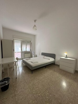 2 bedrooms, iron/ironing board, WiFi, bed sheets - Room for rent near the city center (Roma)