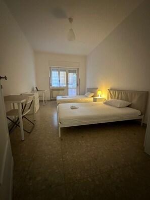 2 bedrooms, iron/ironing board, WiFi, bed sheets - Room for rent near the city center (Roma)