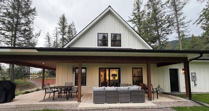 Hungry Horse Farmhouse, 10 minutes to Glacier, Firepit