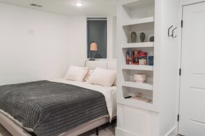 Iron/ironing board, WiFi, bed sheets - Jersey City Apartment. 15 min to NYC / World Cup Stadium (Jersey City)
