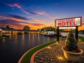 Property grounds - Patio Court Motel (Quakertown)