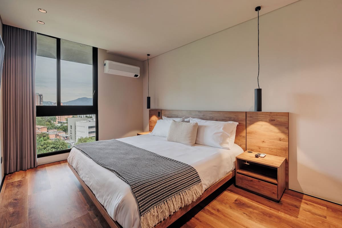 Phòng Suite, 2 phòng ngủ | Bộ đồ giường cao cấp, minibar, két bảo mật tại phòng
