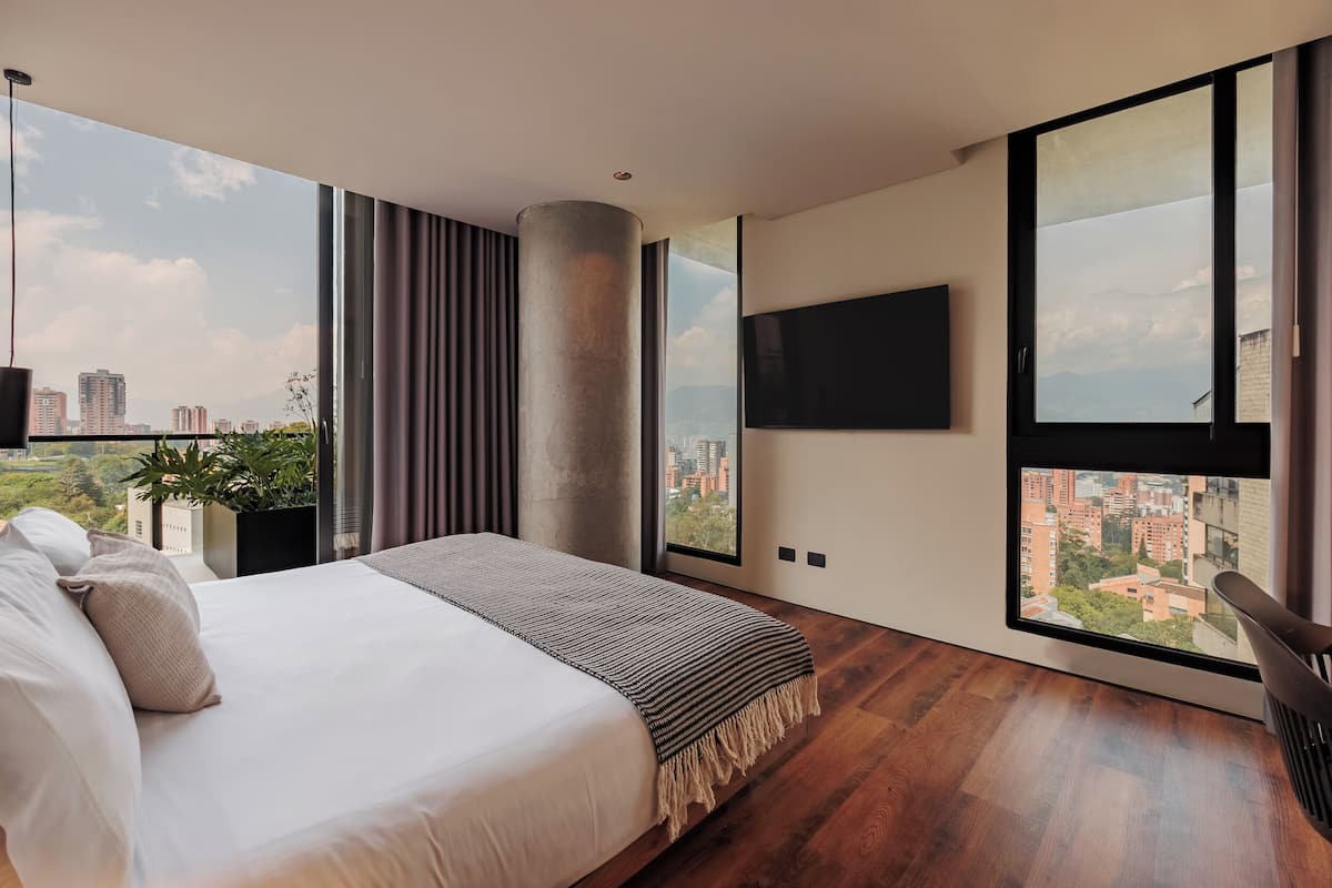 Phòng Suite, quang cảnh thành phố | Bộ đồ giường cao cấp, minibar, két bảo mật tại phòng