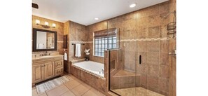 Shower, hair dryer, towels - Placida Golf Oasis near Boca Grande. Automated Pool/Spa & Private 19th Hole (Placida)