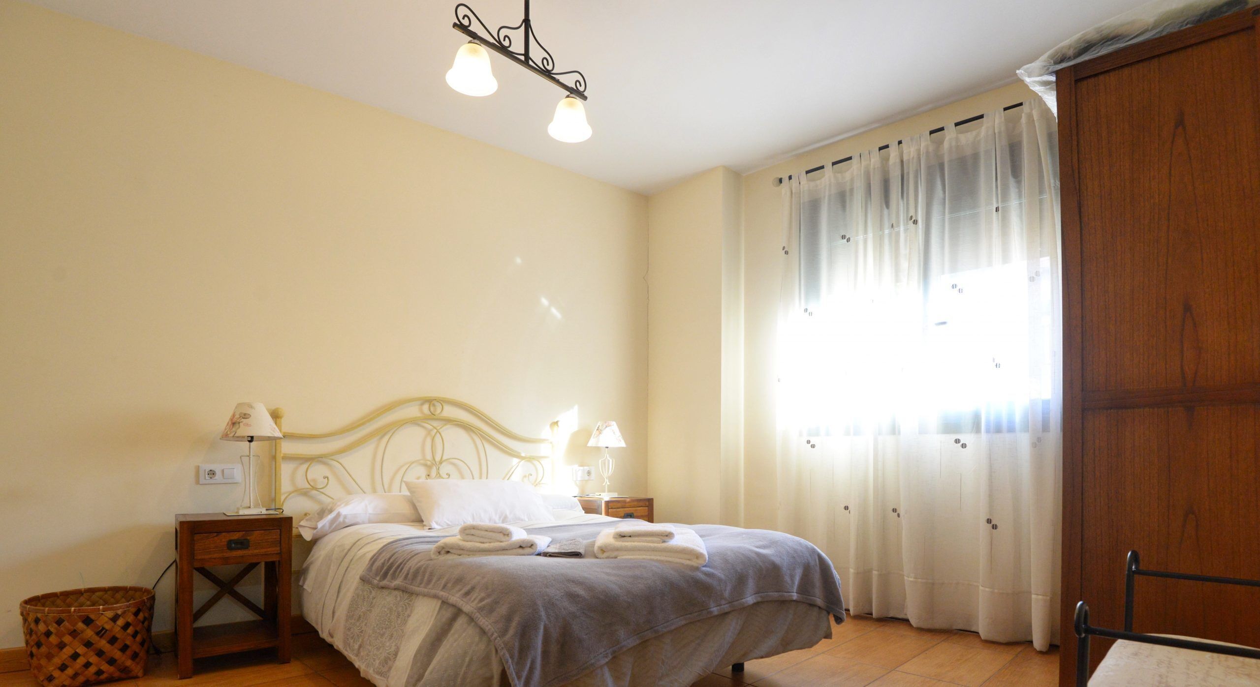 Tabla de planchar con plancha, wifi y ropa de cama 