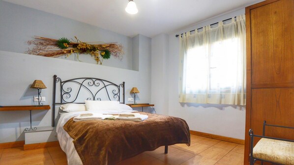 Tabla de planchar con plancha, wifi y ropa de cama 